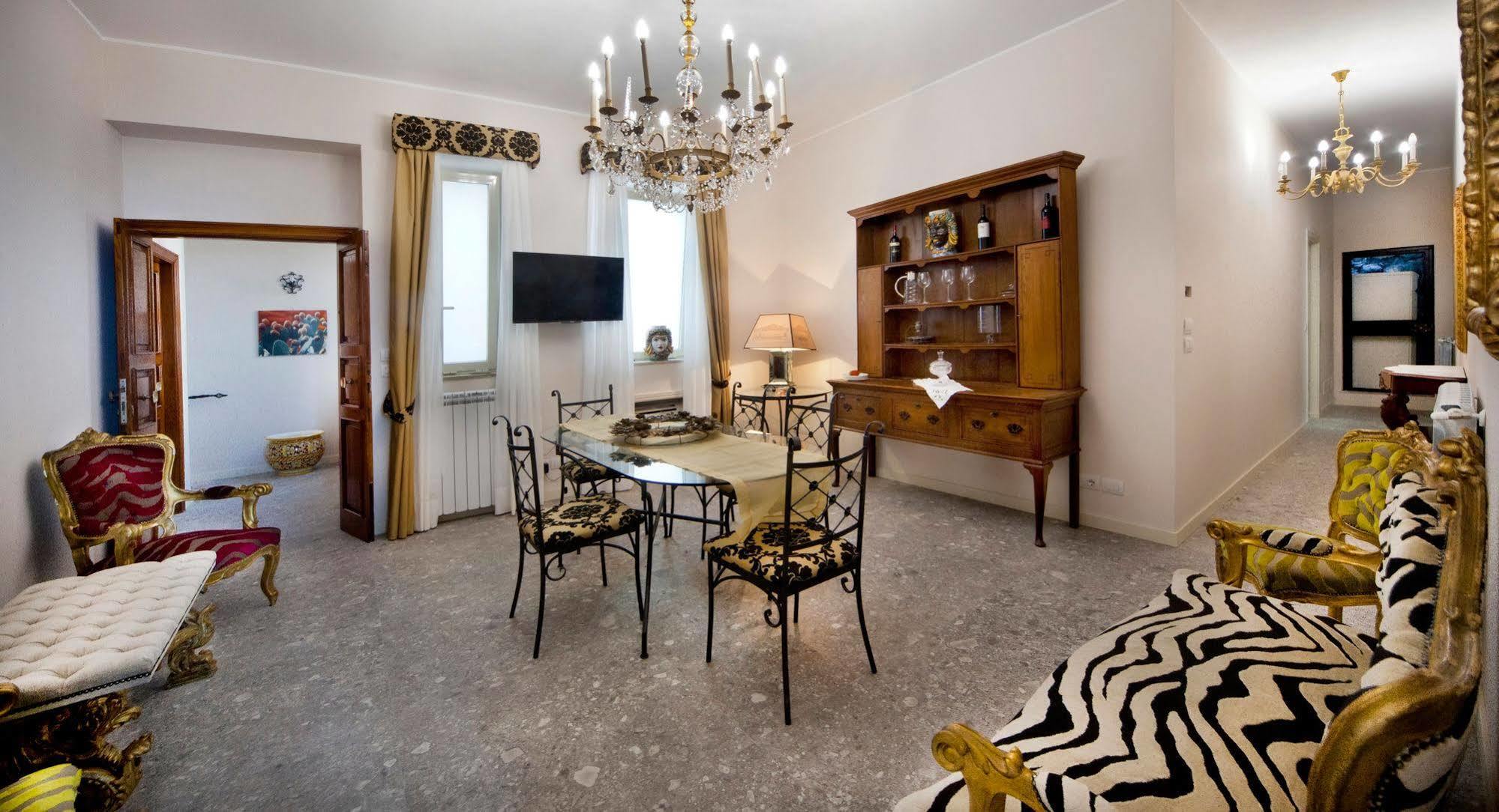 Porta Di Mezzo Luxury Suites & Rooms ตาออร์มินา ภายนอก รูปภาพ